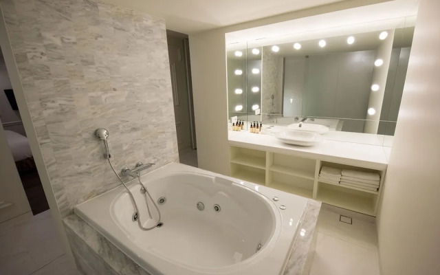 Nineth Hotel