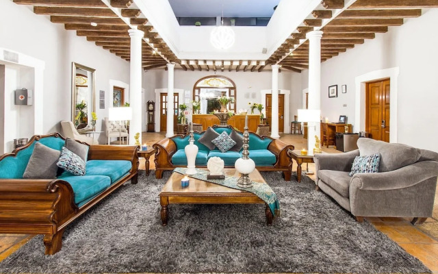 Dos Patios By LaTour