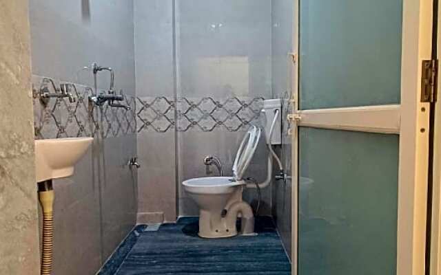 OYO HOME 84939 Choudhary White House