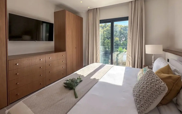 Spectacular Golf Front 3BR Apartment!