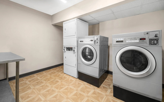 Days Inn by Wyndham College Park Airport Best Road