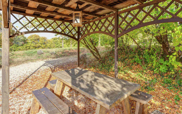 Authentic Holiday Home in Puy-l'evêque With Swimming Pool