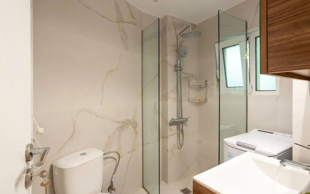 Renovated 2-bedroom Apt Near the Athenian Coast