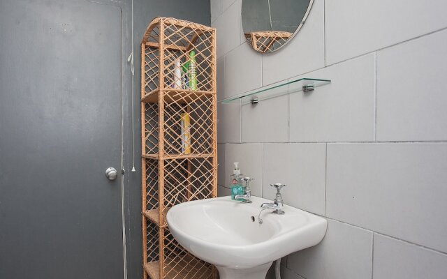 Bright 1 Bedroom Flat in Oval