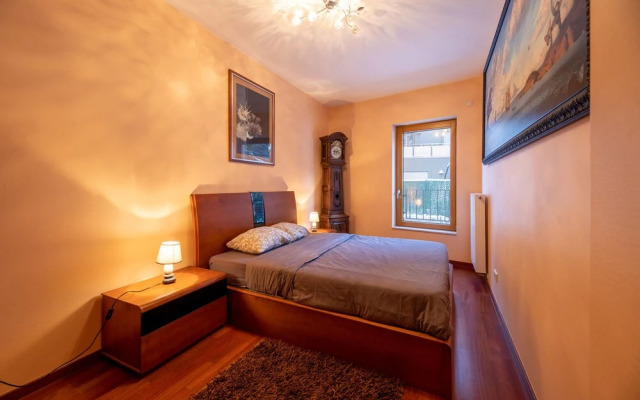 Spacious 2BR Apt w Terrace Pkg Near DT