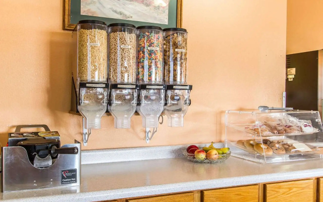 Econo Lodge Inn & Suites Pekin - Peoria Area