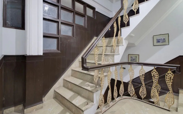 Hotel White House By OYO Rooms