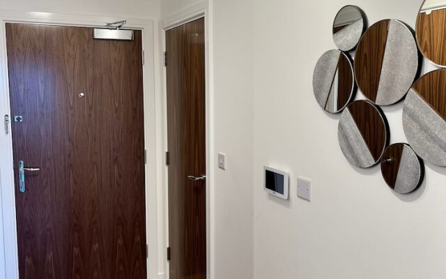 Luxury 2-bed Flat in Lakeside, West Thurrock