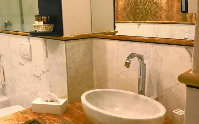 Royal Palace Luxury Suites & Hotel