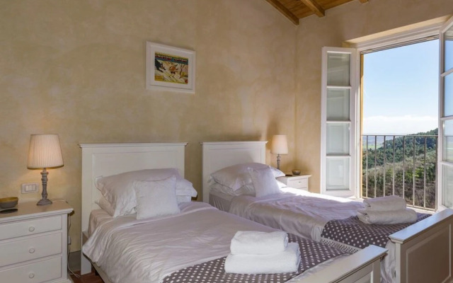 Luxury 6-bed Tuscan Villa Near Lucca and Florence