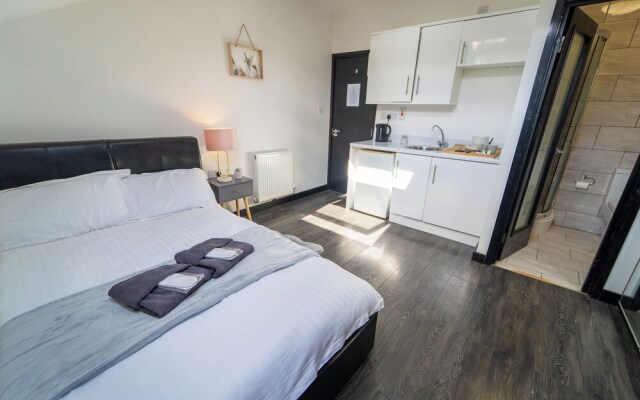 Studio Available Close to Queen Elizabeth Hospital