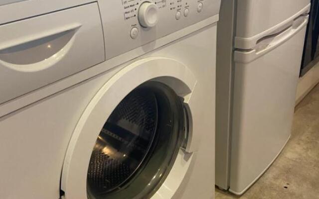 Modern studio apartment - great location!