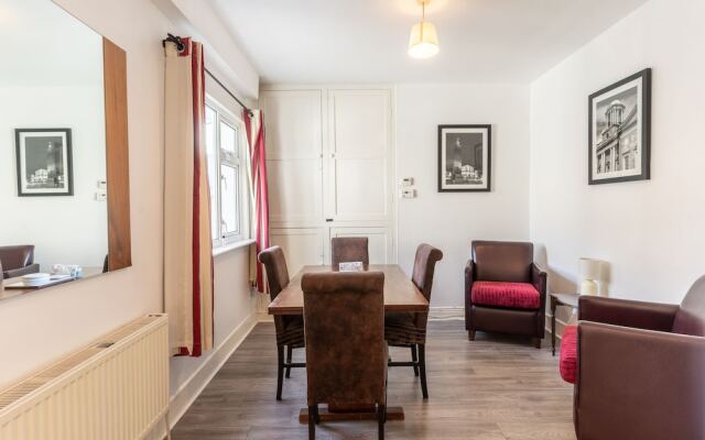 3 Bed Quaint House Town Center