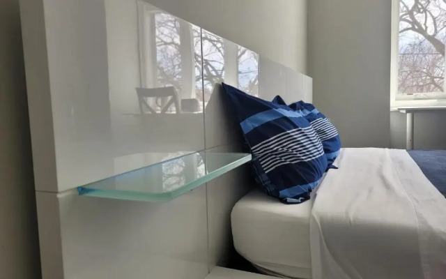 Toronto Modern House guest room