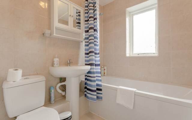 Bright 2 Bedroom Flat in Acton