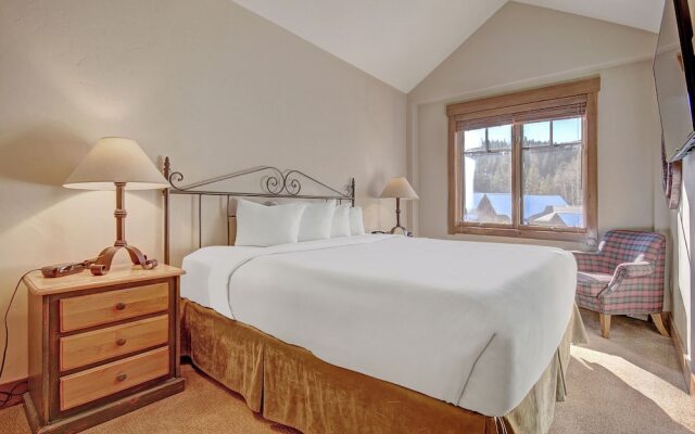 Bright + Scenic 2br - 7ppl Steps To Ski Lifts + Main Street 2 Bedroom Condo by RedAwning