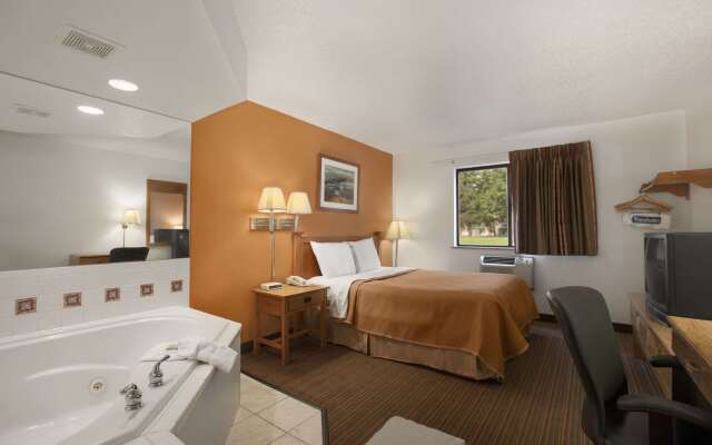 Travelodge by Wyndham Muskegon