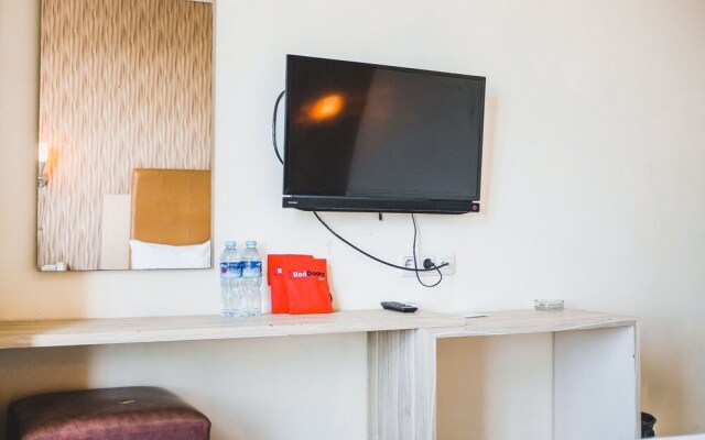 RedDoorz Plus near Mall Panakukang