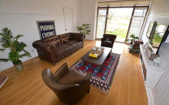 Cherry Blossom / 2-bed Home on Osea Island, Essex