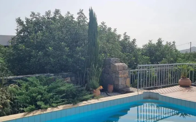 Plaka-sleeps4-parking-pool-hottub-seaviews