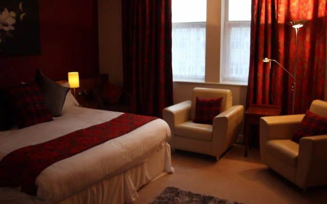 Admiralty Hotel & Restaurant