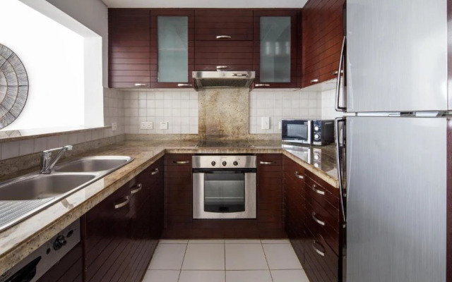 Modern Dubai Marina Apt by GuestReady