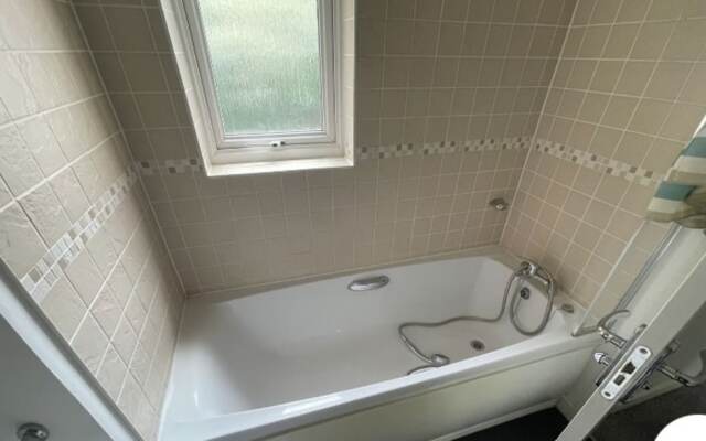 Impeccable 4-bed House Next Door to the Liberty