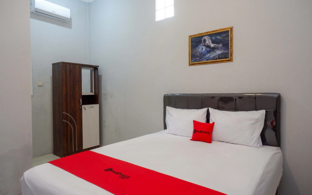 RedDoorz near Patung Kuda Solo Baru