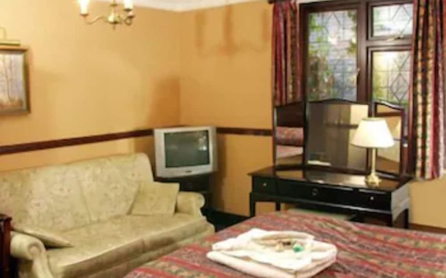 Crown & Cushion Hotel