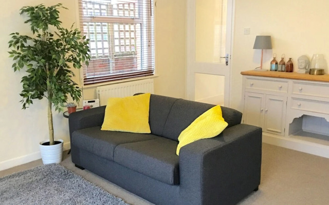 iRelocate - Garden Flat by the Sea