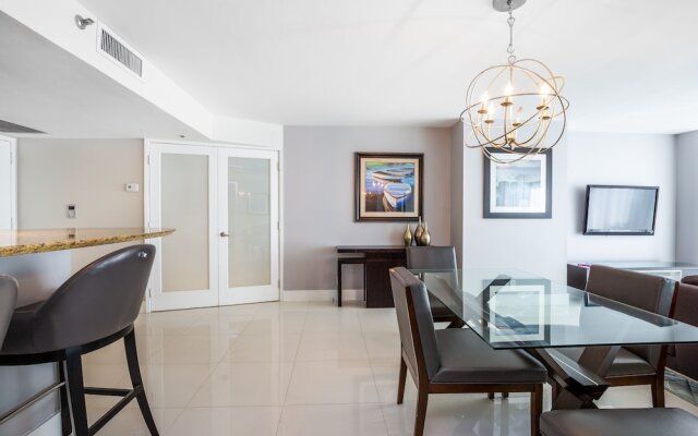 Sea-view Romantic Suite Minutes From the Beach