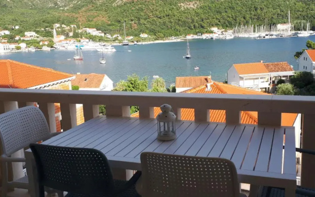 Apartments Šišević - Comfort Apartments with Balcony and Sea View