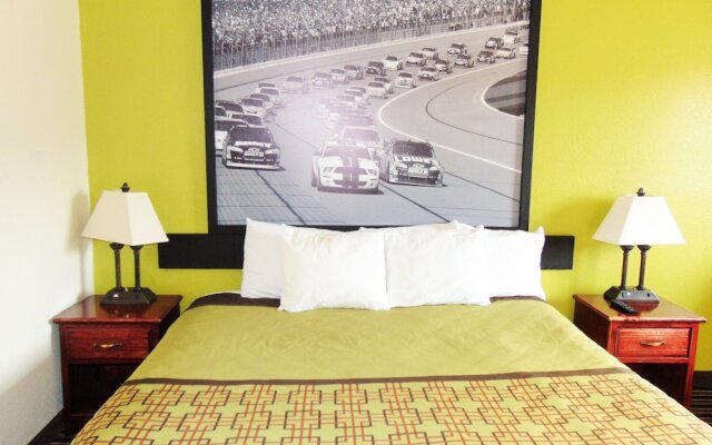 Super 8 by Wyndham South Boston VA