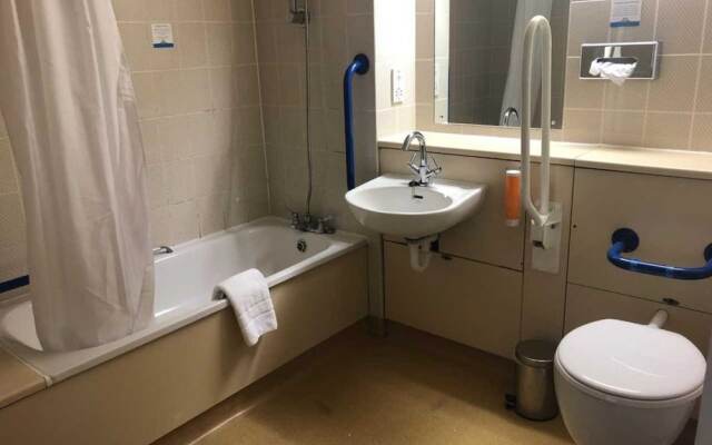Days Inn Fleet M3