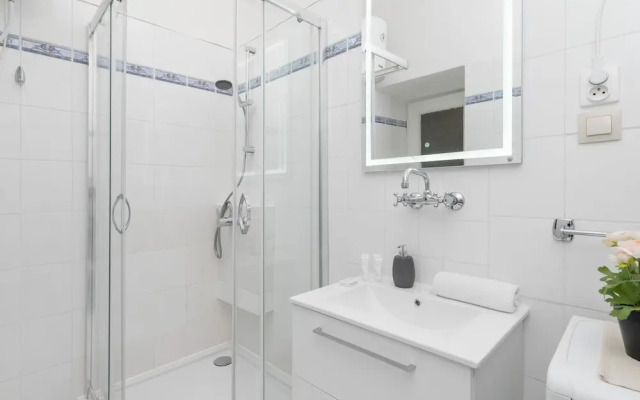 Krakow Main Square Apartment by Renters