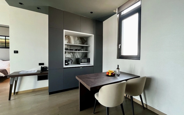 128 LIM - 2001 Stay Only Tower Suite