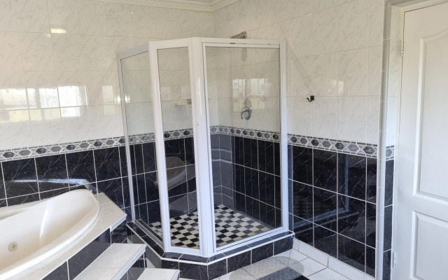 Savoy Lodge Cape Town