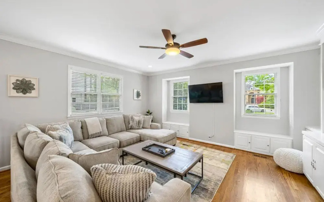 Beautiful and Quiet Newly Renovated 4 Bedroom Retreat - фото 3