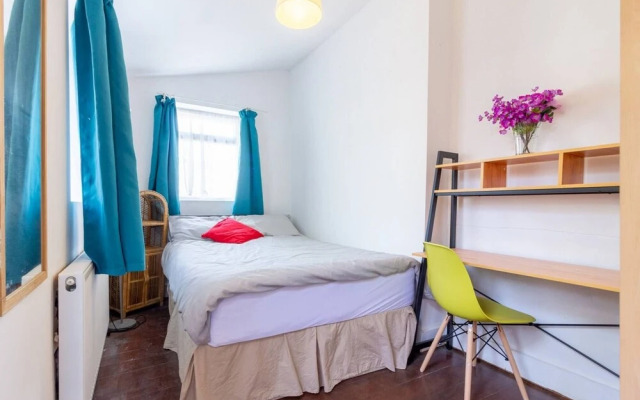 Authentic London - Four Bedroom Victorian House