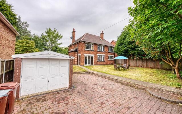 Elegant 5 Bedroom House in Nottingham