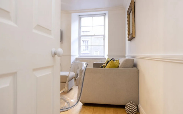 JOIVY Castle Hideaway