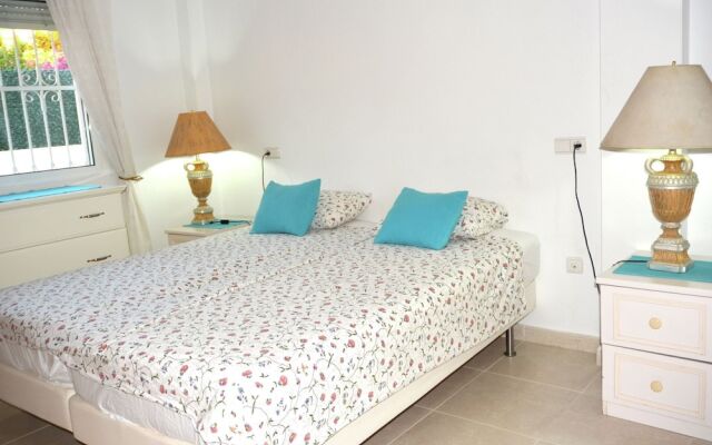 Large Villa With Private Pool and Five Bedrooms in Benijofar