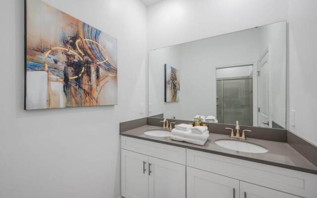 Luxury Chic Modern Home Prime Location