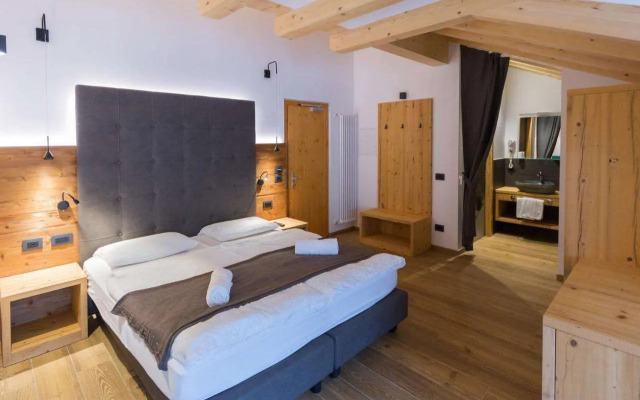 Arnica Mountain Hotel