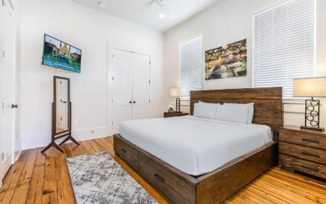 Stunning 3BR on Carondelet by Hosteeva
