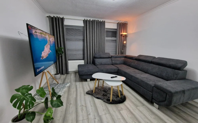 Modern And Spacious 3 Bedrooms Family House