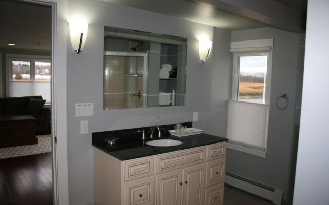 Shea's Riverside Inn & Motel