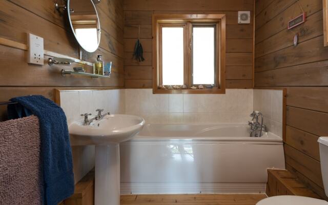 Cozy Holiday Home in Little Petherick Near Beaches
