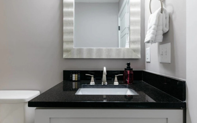 Stunning 3br/4ba min to DT