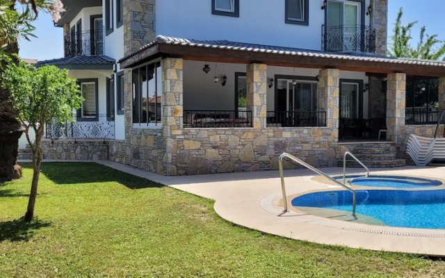 Immaculate 4-bed Villa With Large Garden and Pool